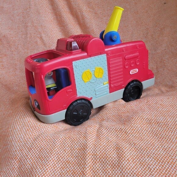 Fisher-Price Little People Fire Truck Toy with Lights And Sounds 1 Firefighter - Picture 6 of 7